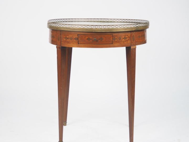 Table bouillotte de style Louis XVI en marqueterie, pieds facetés et f