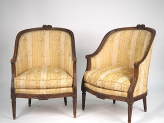 Vente aux enchères Paire de fauteuils corbeille Louis XVI en noyer mouluré et sculpté, à 