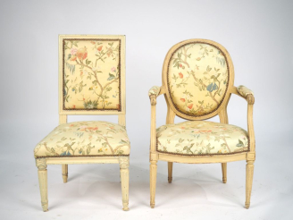 Vente aux enchères Fauteuil cabriolet Louis XVI en bois laqué, à décor mouluré, pieds can