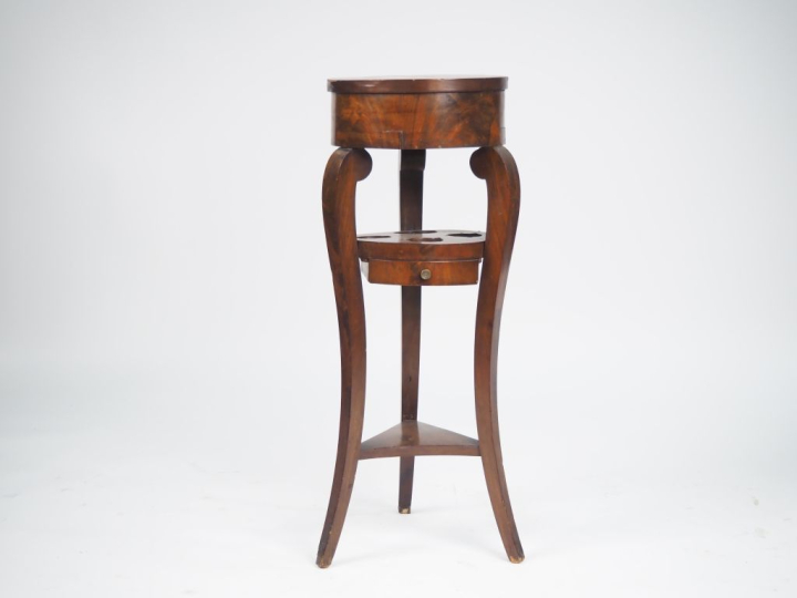 Barbière début XIXème en acajou et placage d'acajou, piètement tripode