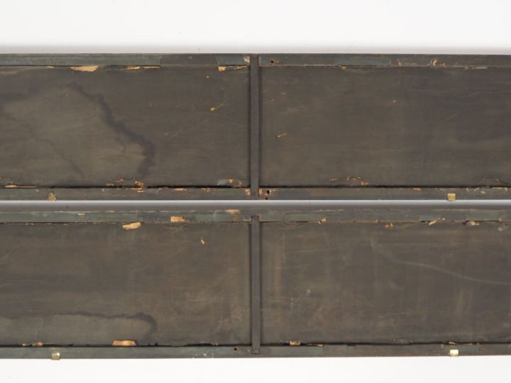 Deux enseignes polychromes et dorées, "vins fins" et "liqueurs", dans 