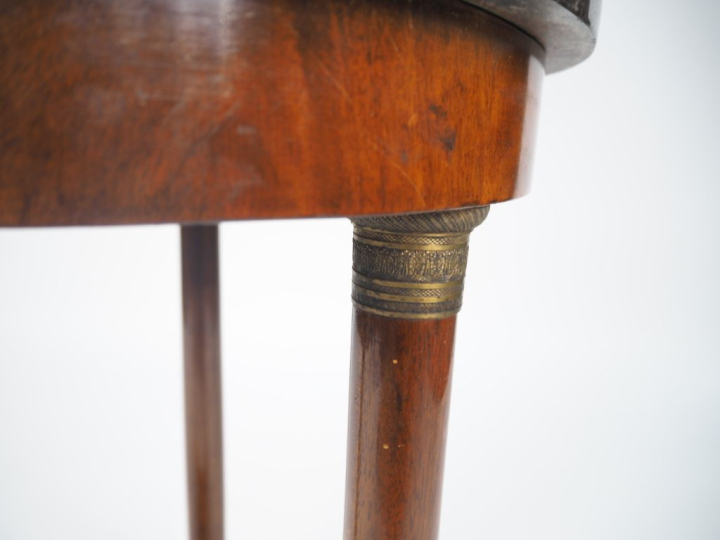 Guéridon Empire en acajou et placage d'acajou, plateau circulaire dess