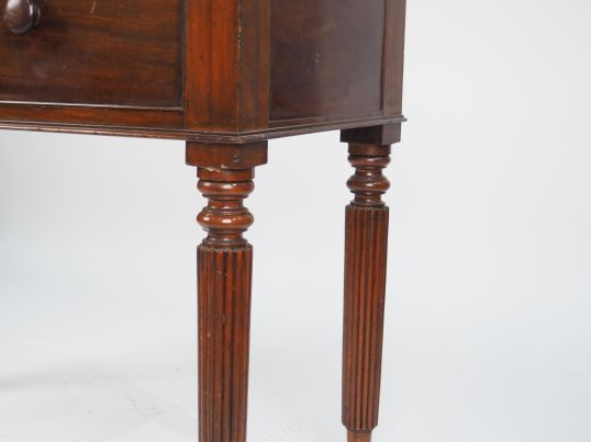 Commode anglaise en acajou et placage d'acajou, dessus bois, ouvrant à