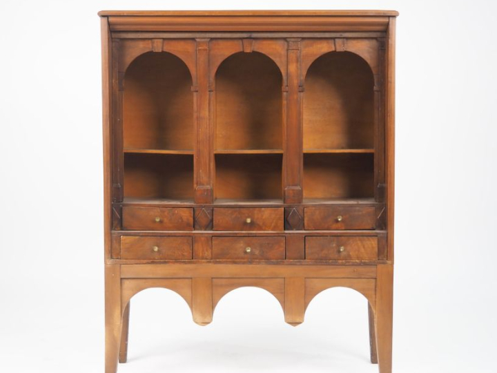 Secrétaire en noyer à décor d'arcatures ouvrant à six tiroirs. Dim. 10