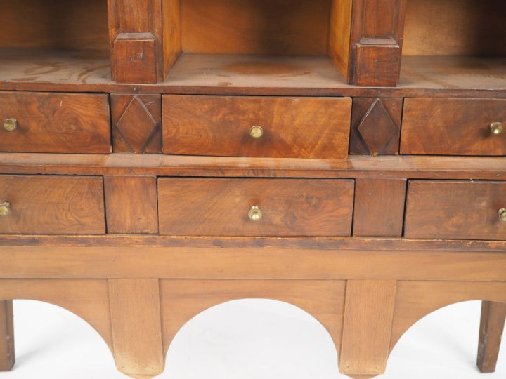 Secrétaire en noyer à décor d'arcatures ouvrant à six tiroirs. Dim. 10