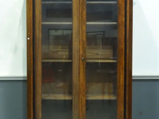 Vente aux enchères Bibliothèque ouvrant à deux portes vitrées. Dim. 190 x 119 x  50 cm