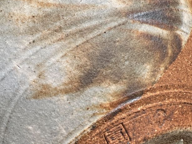 Vase boule en céramique moderne à décor nuancé brun Signé H. 18,5 cm.