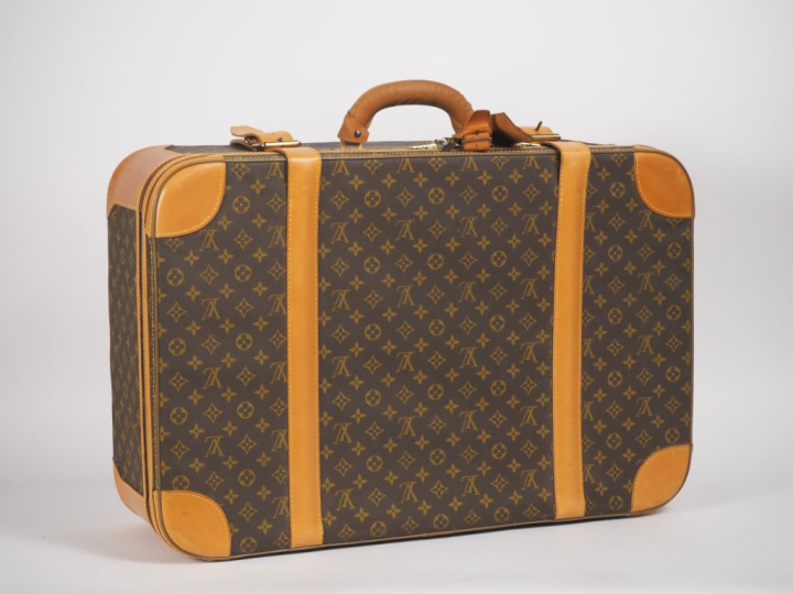 LOUIS VUITTON  Valise semi-rigide, modèle Stratos.  Monture rigide. Fe