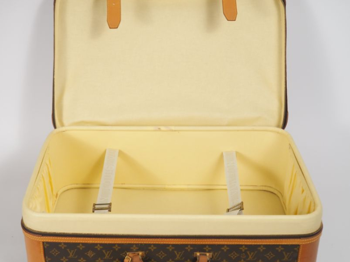 LOUIS VUITTON  Valise semi-rigide, modèle Stratos.  Monture rigide. Fe
