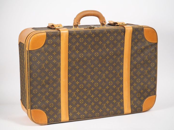 LOUIS VUITTON  Valise semi-rigide, modèle Stratos.  Monture rigide. Fe