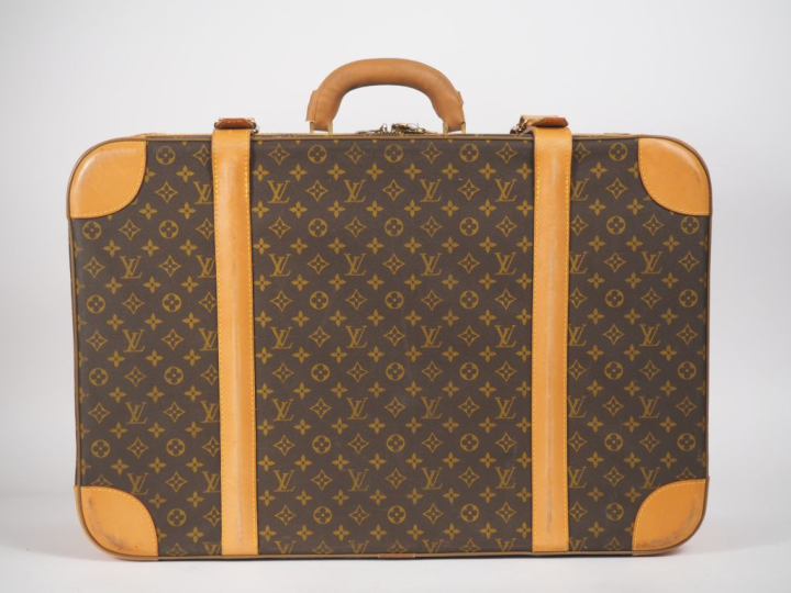 LOUIS VUITTON  Valise semi-rigide, modèle Stratos.  Monture rigide. Fe