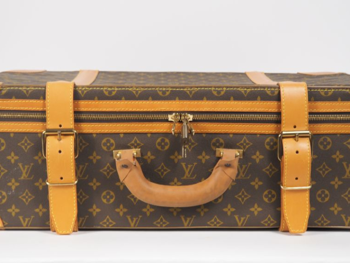 LOUIS VUITTON  Valise semi-rigide, modèle Stratos.  Monture rigide. Fe