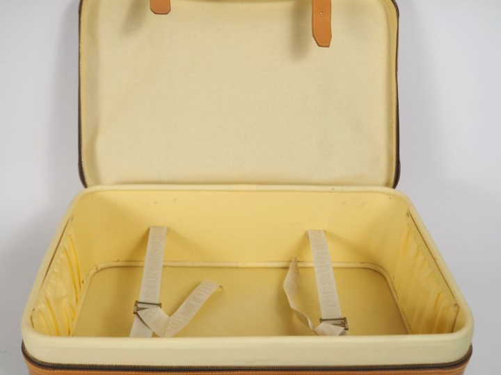 LOUIS VUITTON  Valise semi-rigide, modèle Stratos.  Monture rigide. Fe