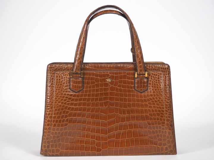 HERMÈS, Paris Sac modèle Pullman, en crocodile Porosus de couleur marr