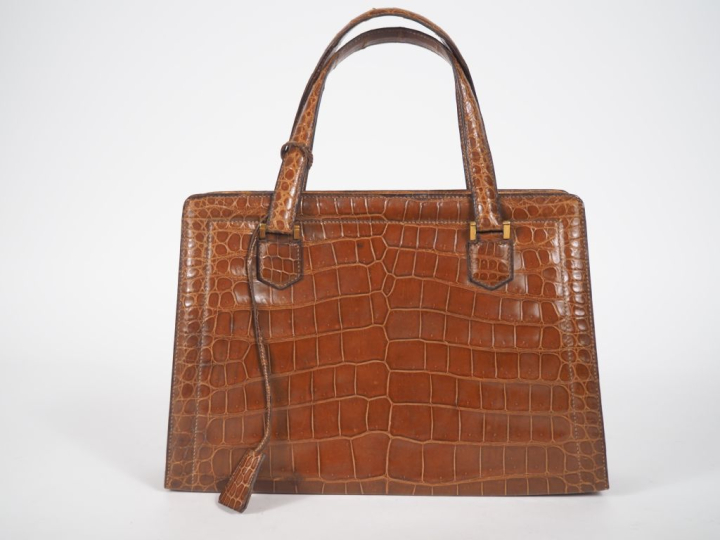 HERMÈS, Paris Sac modèle Pullman, en crocodile Porosus de couleur marr