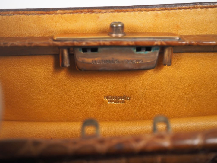 HERMÈS, Paris Sac modèle Pullman, en crocodile Porosus de couleur marr