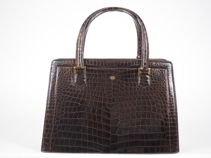 HERMÈS, Paris Sac modèle Pullman, en crocodile Porosus de couleur marr