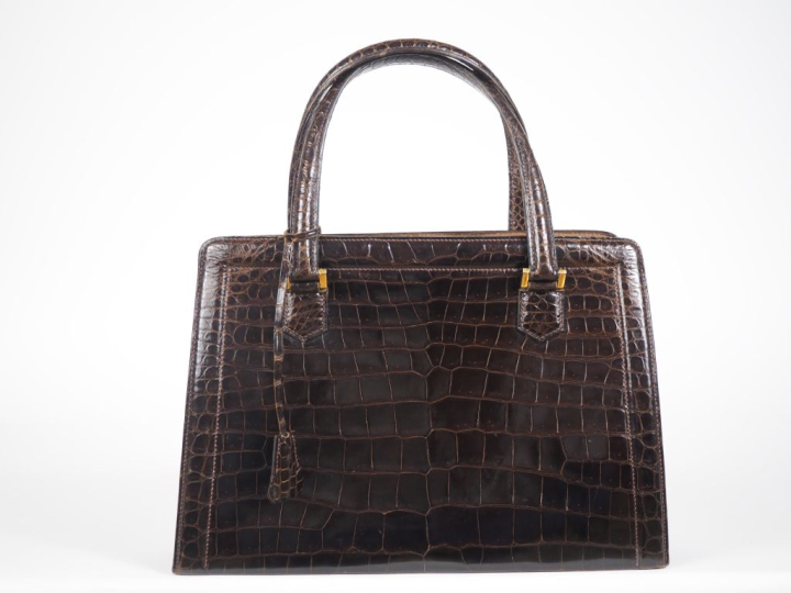 HERMÈS, Paris Sac modèle Pullman, en crocodile Porosus de couleur marr