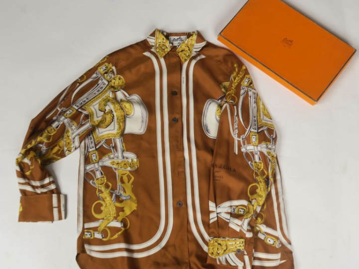 HERMES, Paris Chemise en soie, modèle "Brides de Gala".  Taille. 36 Si