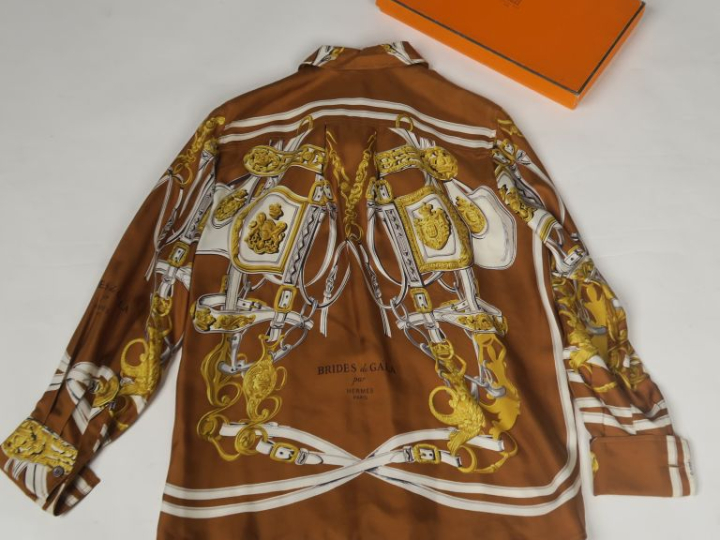 HERMES, Paris Chemise en soie, modèle "Brides de Gala".  Taille. 36 Si