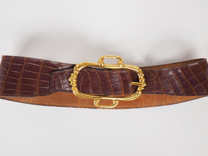 HERMES, Paris Ceinture vintage en cuir marron.  Boucle en métal doré. 
