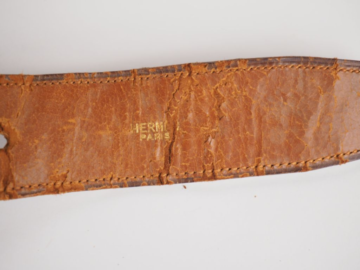 HERMES, Paris Ceinture vintage en cuir marron.  Boucle en métal doré. 