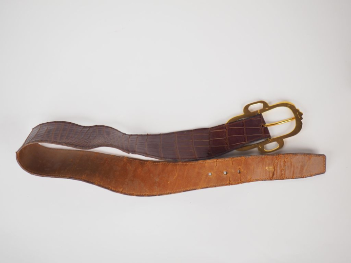 HERMES, Paris Ceinture vintage en cuir marron.  Boucle en métal doré. 