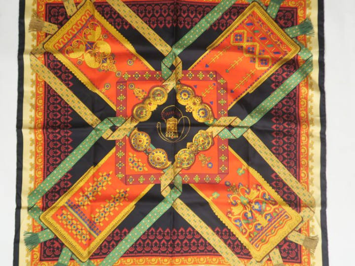 HERMES, Paris Carré de soie, modèle "Brins d'or".  D'après J. Abadie. 