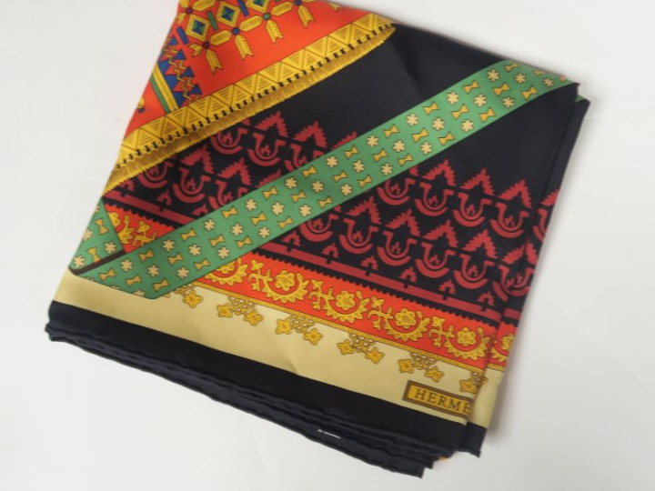HERMES, Paris Carré de soie, modèle "Brins d'or".  D'après J. Abadie. 