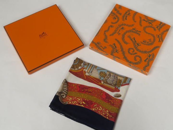 HERMES, Paris Carré de soie, modèle "L'Atlantide".  D'après Annie Faiv