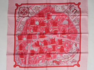 Vente aux enchères HERMES, Paris Carré de soie, modèle "Les amoureux de Paris". 90 x 90 c