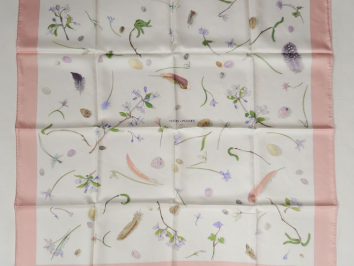 HERMES, Paris Carré de soie, modèle "Fleurs et plumes". 90 x 90 cm Sig