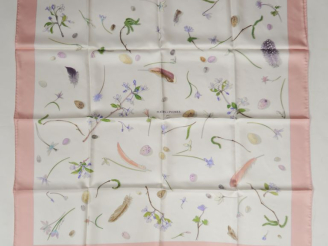 Vente aux enchères HERMES, Paris Carré de soie, modèle "Fleurs et plumes". 90 x 90 cm Sig