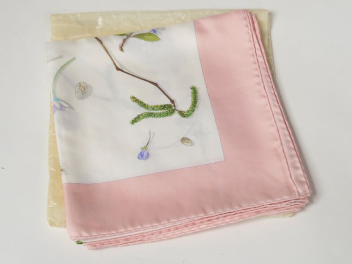 HERMES, Paris Carré de soie, modèle "Fleurs et plumes". 90 x 90 cm Sig