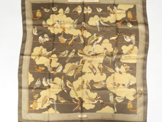 Vente aux enchères HERMES, Paris Carré de soie, modèle "Les oiseaux des champs et des boi