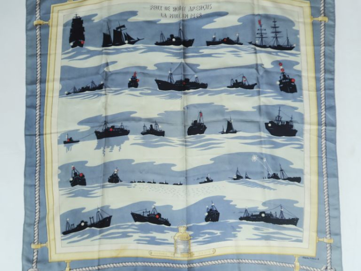 HERMES, Paris Carré de soie, modèle "Feux de route aperçus la nuit, en