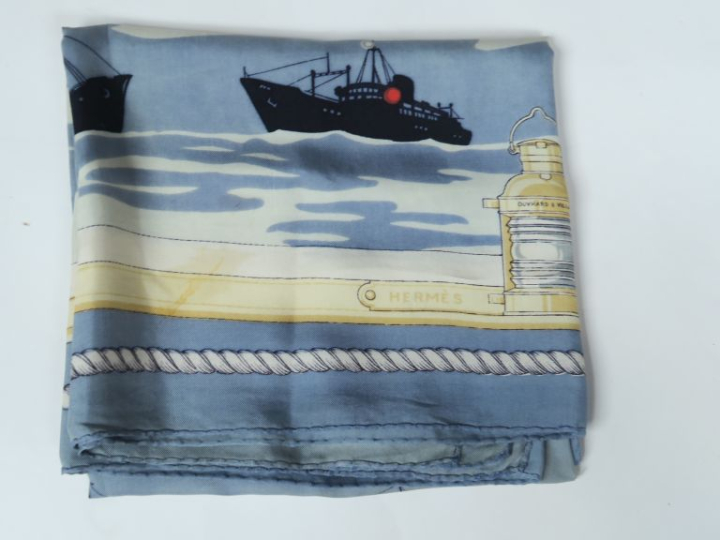 HERMES, Paris Carré de soie, modèle "Feux de route aperçus la nuit, en