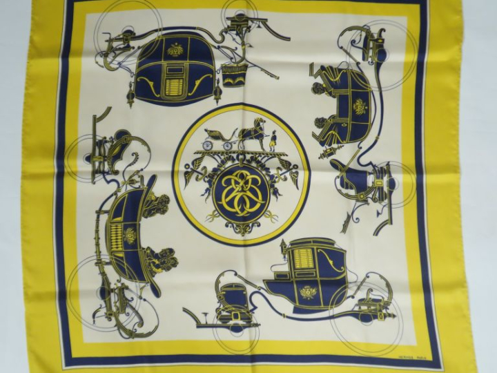 HERMES, Paris Carré de soie, modèle "Ex Libris".  Signé.  Dans sa boit