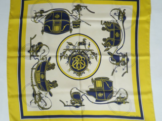 Vente aux enchères HERMES, Paris Carré de soie, modèle "Ex Libris".  Signé.  Dans sa boit