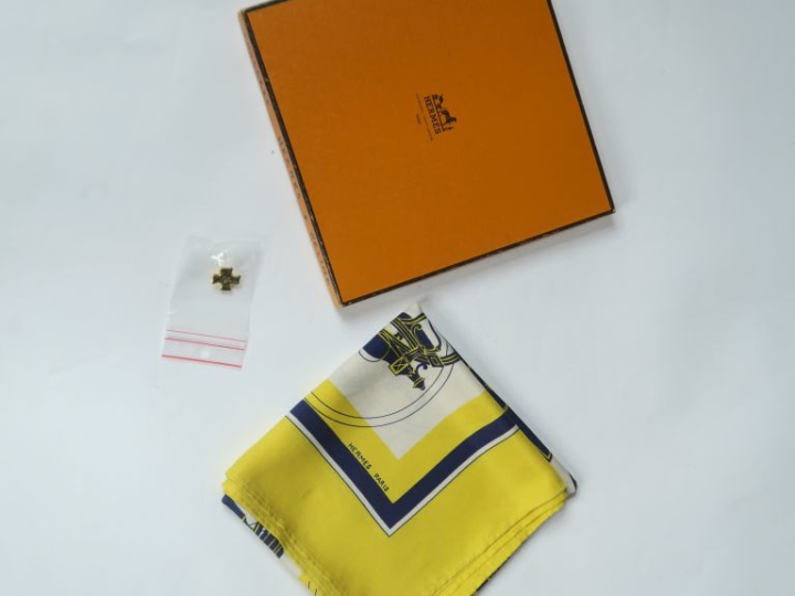 HERMES, Paris Carré de soie, modèle "Ex Libris".  Signé.  Dans sa boit