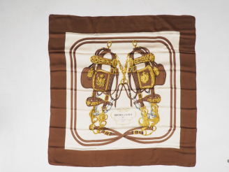 Vente aux enchères HERMES, Paris Carré de soie, modèle "Brides de Gala".  Signé. 90 x 90 