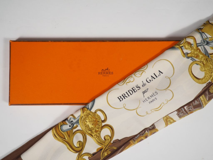 HERMES, Paris Carré de soie, modèle "Brides de Gala".  Signé. 90 x 90 