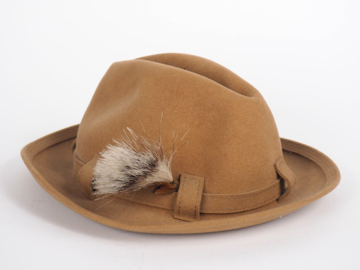 HERMES, Paris Chapeau en feutre beige, à décor sur un côté de plumes. 