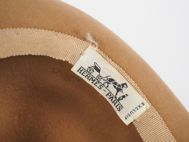 HERMES, Paris Chapeau en feutre beige, à décor sur un côté de plumes. 