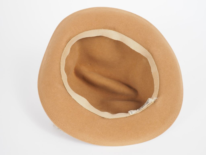 HERMES, Paris Chapeau en feutre beige, à décor sur un côté de plumes. 