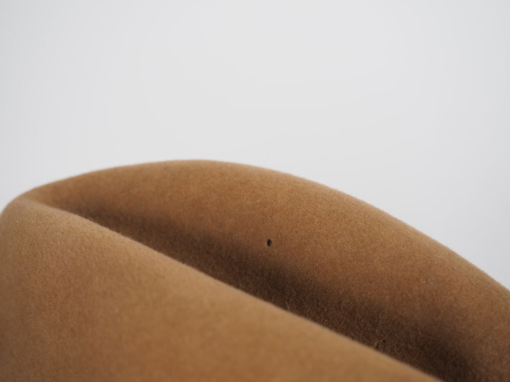 HERMES, Paris Chapeau en feutre beige, à décor sur un côté de plumes. 