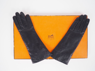 Vente aux enchères HERMES, Paris Paire de gants en cuir noir.  Intérieure en laine (?) be