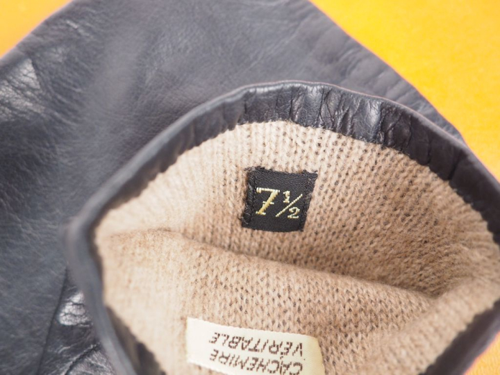 HERMES, Paris Paire de gants en cuir noir.  Intérieure en laine (?) be