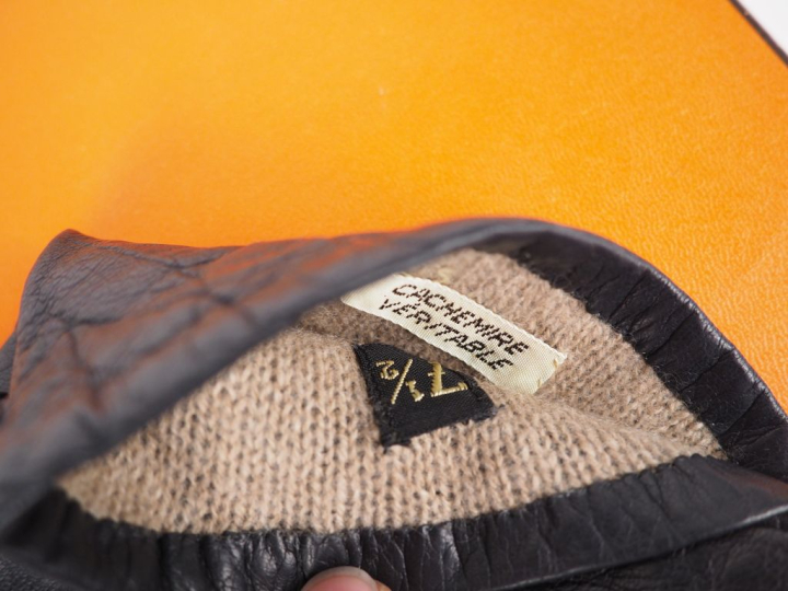 HERMES, Paris Paire de gants en cuir noir.  Intérieure en laine (?) be