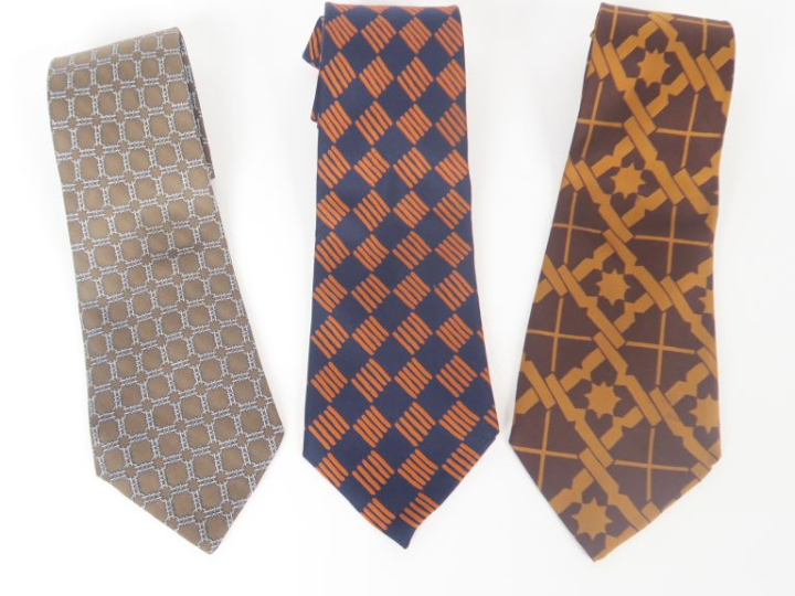 HERMES, Paris Ensemble comprenant trois différentes cravates.  (légère